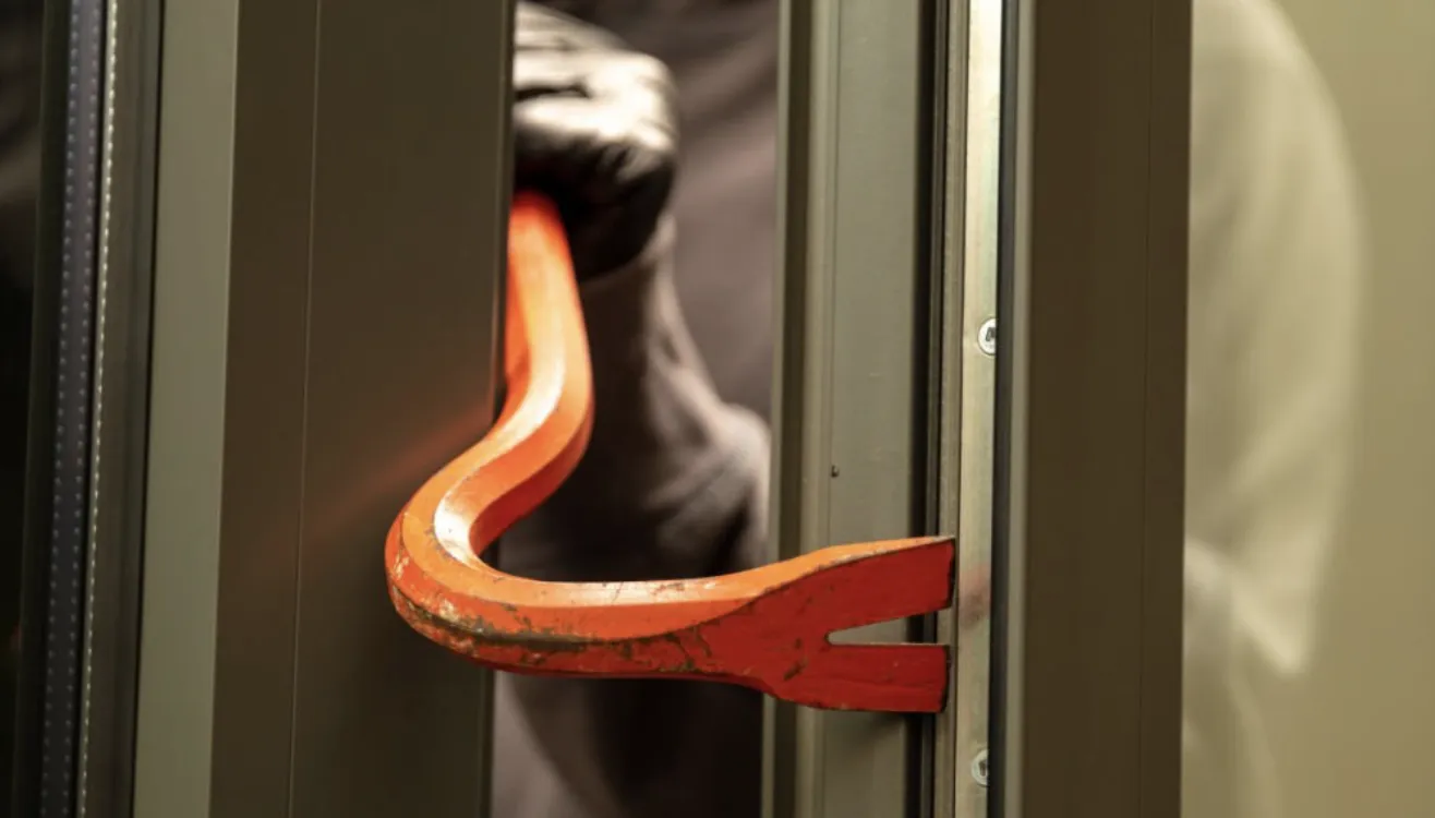cambrioleur qui force une porte